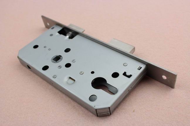 What are the specifications of the fire door lock body?