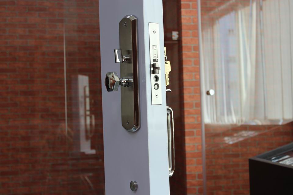 Supply all kinds of japanese door lock,glass swinging door lock,4558 door locks and handle