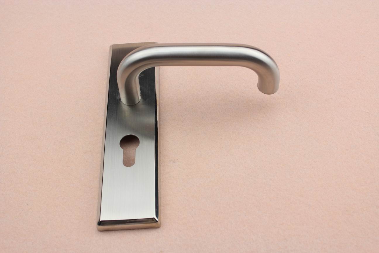 Wooden door lock with handle