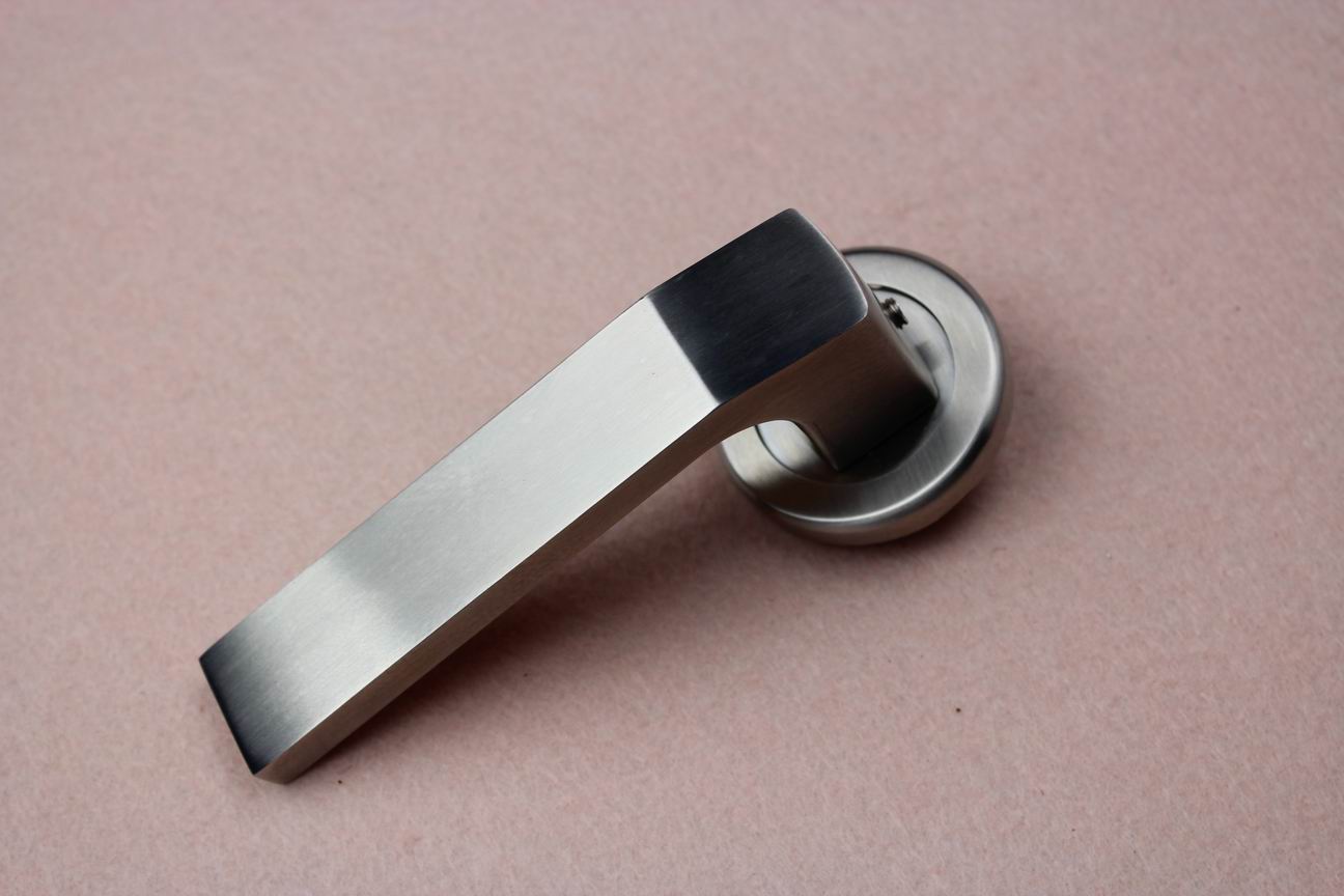 High quality solid type stainless steel material door lever handle